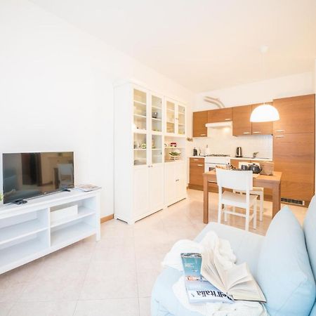 Gardappartamenti Garibaldi City Centre Desenzano del Garda Exteriör bild