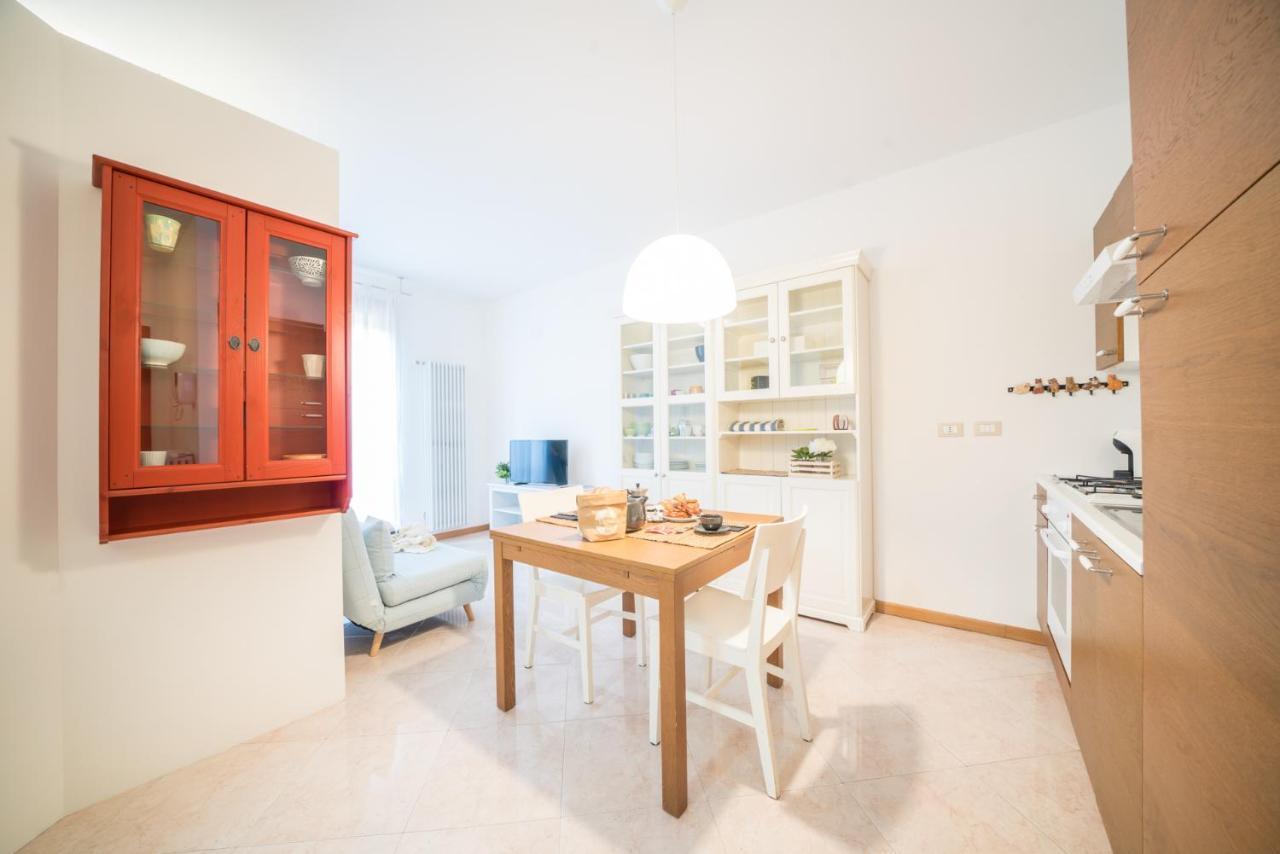 Gardappartamenti Garibaldi City Centre Desenzano del Garda Exteriör bild