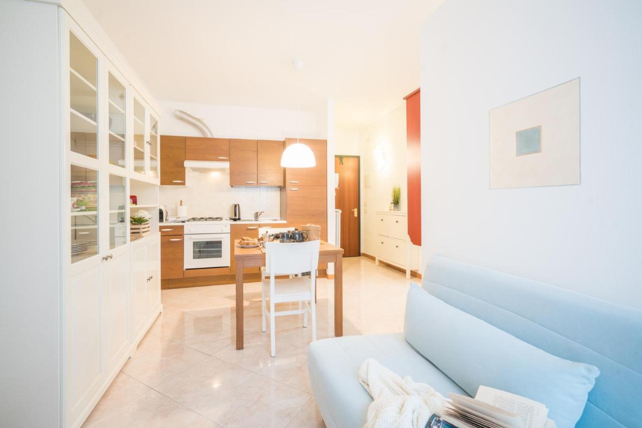 Gardappartamenti Garibaldi City Centre Desenzano del Garda Exteriör bild