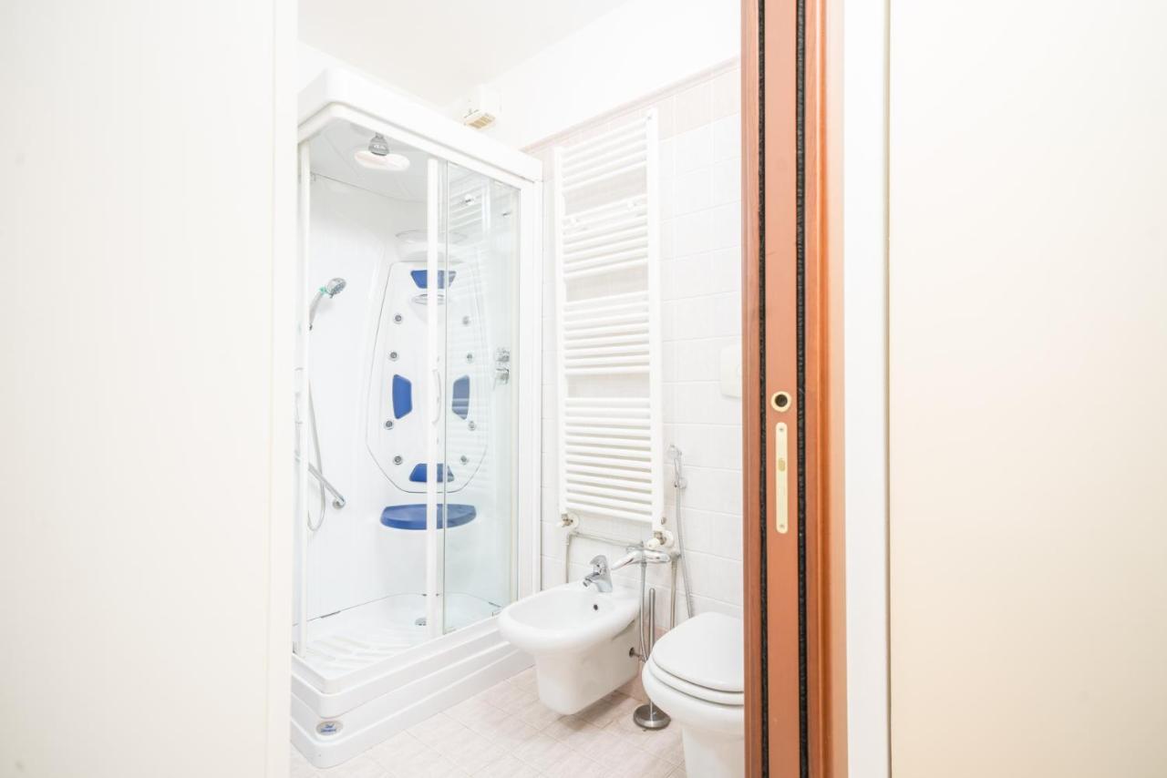 Gardappartamenti Garibaldi City Centre Desenzano del Garda Exteriör bild