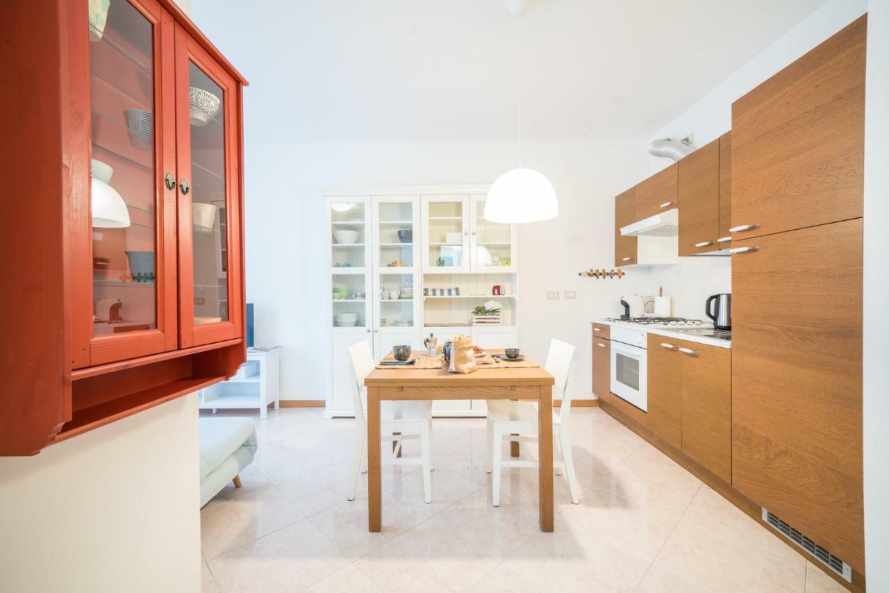 Gardappartamenti Garibaldi City Centre Desenzano del Garda Exteriör bild